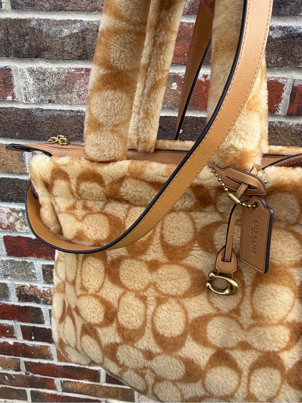 Coach Tote 28 Signature Shearling CC442 Tan Cream Faux Fur Bag Pristine Unused - Picture 9 of 16